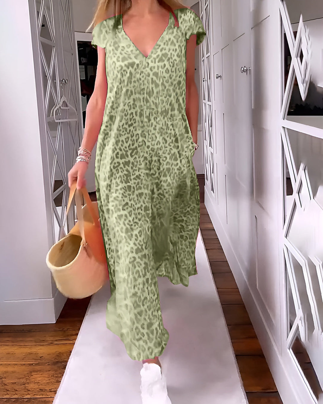 Véronique | Long V-neck dress in leopard print with short sleeves