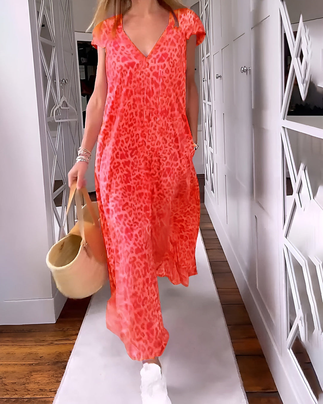 Véronique | Long V-neck dress in leopard print with short sleeves